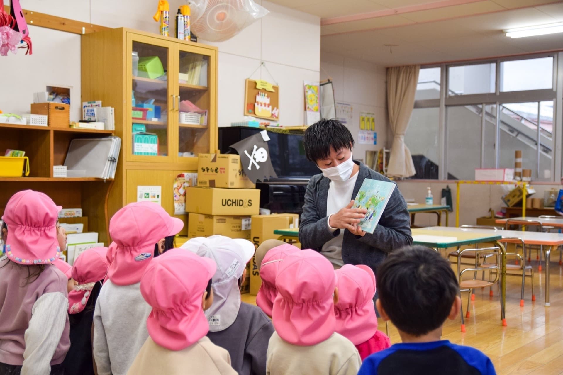 日本で絵本を読む様子